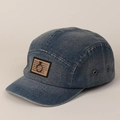Détail d'une casquette camper en denim délavé avec écusson en toile kaki et œillets en métal - Bleu Vintage