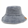 Detailansicht eines hellblauen gewaschenen Denim-Fischerhuts mit dekorativem orangem Etikett - M (56-58cm) / Graublau