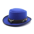 Détail d'un chapeau en feutre bleu roi avec fleurs brodées et ornement tête de taureau - M (56-58cm) / Bleu