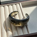 Retro bernsteinfarbenes, durchscheinendes Harz-Armband mit Rauchmarmor-Textur - Transparentes Grau