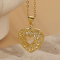 Collar con colgante de corazón dorado con incrustaciones de piedras de circón blanco - XL2249 Corazón Hueco