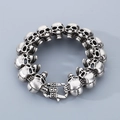 Detalle de pulsera punk con calaveras retro con acabado en plata oxidada y cierre de metal - 19cm / Plata Antigua (KB170275-KJX)