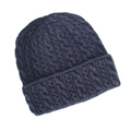 Detalle macro del tejido de trenzas azul marino y del dobladillo grueso del gorro de invierno - Azul marino