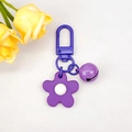 Portachiavi a fiore viola con campanellino e moschettone su sfondo bianco pulito - Viola scuro
