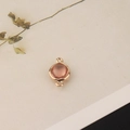 Detail eines runden rosa Kristallanhängers mit Goldbeschichtung und zwei Ösen für Schmuck - 1 Stück / Rosa