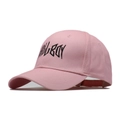Rosa Baumwoll-Baseballkappe mit schwarzer Hellboy-Stickerei und gebogenem Schirm - Verstellbar / Rosa
