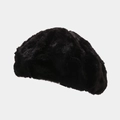 Gros plan sur la texture en fausse fourrure noire et la matière douce de ce béret d'hiver - M (56-58cm) / Béret / Noir