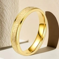 Dettaglio macro dell'anello d'oro in acciaio inox con finitura opaca e lucida - US 7 / Stile Medio Sabbia di Perla / Oro