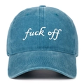 Gros plan de la broderie blanche sur une casquette de baseball bleu-gris délavé vintage - Bleu lac