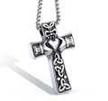 Dettaglio del ciondolo a croce Claddagh con nodi celtici e finitura in acciaio inossidabile - Colore Acciaio (senza Catena) (A0502)