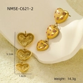 Dettaglio orecchini a cuore dorati con cristalli rosa e misure di 5.1cm per 1.8cm - Cuore in Serie Multistrato Zirconia Rosa (NMSE-C621-2) / Oro