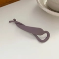 Detail van een matte paarse bananen haarklem met gedraaid ontwerp op een witte ondergrond - Mat Paars