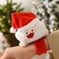 Détail du bracelet claquant Père Noël en peluche douce avec broderie festive sur tissu - Style Père Noël en Peluche / Rouge
