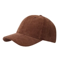 Detalle de la fina textura de pana y el ala resistente de esta gorra de color marrón - café