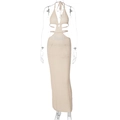 Dettaglio della maglia e taglio in vita di questo abito aderente beige con scollo - S / Cachi