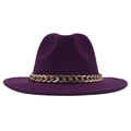 Détail d'un chapeau fedora en laine violet foncé avec une chaîne en acrylique dorée chic - M (56-58cm) / Violet (Acrylique)