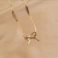 Chic collier en maille serpent en acier plaqué or 18 carats avec pendentif noeud élégant - Collier Noeud / Or