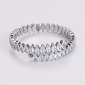 Detail van zilveren wikkelarmband met dubbele rij marquise-zirkonia en ronde metalen uiteinden - Staalkleur