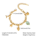 Detail van de roestvrijstalen bedelarmband met oceaanhangers en een groene edelsteen - Aardbei Zeester Vis Bedel Stijl (YYB025042)