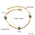 Detailansicht des Evil Eye Armbands mit vergoldeter Edelstahlkette und 7,8 mm blauen Perlen - Goldenes Armband Mit Drei Evil Eyes
