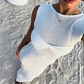 Detailopname van de witte gebreide textuur en opengewerkt patroon op een strandjurk - S / Wit