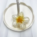 Pinza per capelli a fiore di frangipane sfumato giallo con glitter dorati - 8cm / Giallo Fiocco di Neve
