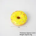 Modèle de donut artificiel jaune avec vermicelles colorés, diamètre 7cm et épaisseur 3,2cm - Jaune
