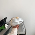 Schicke silberne Mini-Tasche in Lippenform mit Metallic-Finish und goldener Kette - Silber