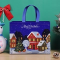 Bolsa de regalo de Navidad en tela no tejida con escena de pueblo nevado y texto - Casa Azul