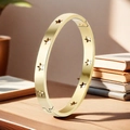 Bracciale in acciaio inossidabile dorato lucido con ritagli a stella su legno - Oro