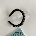 Diadema tejida negra elegante con perlas blancas grandes y un diseño minimalista - Negro