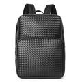 Vista frontal de mochila elegante de cuero trenzado negro para hombre de gran capacidad - Negro