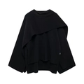 Gros plan du manteau poncho noir asymétrique en tricot montrant la texture - S / Noir