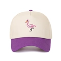 Detail der Flamingo-Stickerei auf beige-violetter 5-Panel Trucker-Mütze für Damen und Herren - Creme/Lila