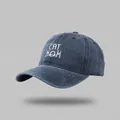 Detail der CAT MOM Stickerei auf einer dunkelblauen gewaschenen Baseballkappe - M / Denim-Blau