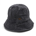 Détail de la broderie et de l'étiquette en cuir sur le chapeau bob en denim - M (56-58cm) / Noir