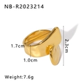 Detailansicht eines unregelmäßigen 18K Goldrings mit Maßen von 1,7 cm Innendurchmesser - US 7 / Goldener unregelmäßiger Wellenstil (NB-R2023214)