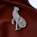 Dettaglio ravvicinato di una spilla a gatto d'argento con texture geometriche su raso rosso - Spilla 13# - Argento - Cucciolo