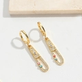 Dettaglio ravvicinato di orecchini pendenti dorati con Evil Eye e zirconi trasparenti - Malocchio Traforato (ES2609Traforato)