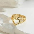 Goldener offener Herzring mit mehrlagigen Bändern auf weißem Strukturstein - Hohles Herz (JZ0361) / Herz Ring