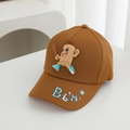 Detail van een bruine kinderpet met cartoon houten man patch en B&M logo op de klep - 52cm (3-6 Jaar) / Bruin