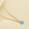 Collier chaîne en acier doré avec pendentif rond émaillé bleu et étoile - Style Disque Rond Lune et Étoile Bleue (KN295273-Z)