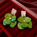 Boucles d'oreilles fleurs en acrylique et métal doré sur boîte velours - Boucle d'oreille pompon métal fleur en acrylique vert (tige en argent)