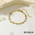 Dettaglio del bracciale a stelle dorate con chiusura a moschettone su fondo bianco - Stile di Giunzione con Elemento Pentagramma (BR1896-N)