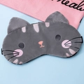 Mascherina per dormire gatto grigio in peluche con ricami su sfondo azzurro rilassante - Gatto Simpatico Grigio