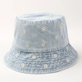 Cappello da pescatore in denim lavato blu chiaro con ricamo di margherite bianche - M(56-58cm) / Azzurro