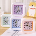 Minimalistische vierkante kunststof wekker in pastelkleuren met quartz wijzerplaat - Paars