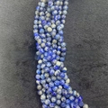 Vue détaillée de perles rondes en pierre naturelle bleue pour la création de bijoux - 4mm (environ 90 pcs) / Lapis-Lazuli Naturel