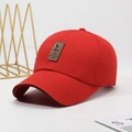 Casquette de baseball rouge en coton avec patch cuir et bordure noire sur visière - Réglable / Rouge