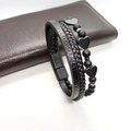 Dettaglio in pelle intrecciata e perle di agata nera con ciondoli a cuore su portafoglio - Bracciale a Cuore Nero Opaco 21cm